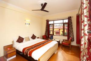 - une chambre avec un lit et une fenêtre dans l'établissement Hotel Pioneer, à Mussoorie