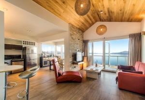 cocina y sala de estar con vistas al océano en Bariloche costa del lago Ollagua, vista al lago panoramica, piscina, cochera, en San Carlos de Bariloche