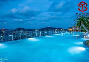 - une piscine ouverte la nuit avec vue sur la ville dans l'établissement The Song Dương An Luxury, à Vung Tau