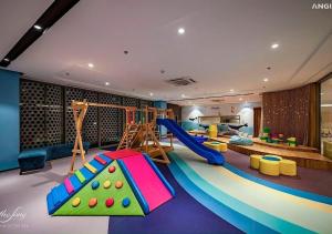 - une salle de jeux pour enfants avec toboggan et balançoires dans l'établissement The Song Dương An Luxury, à Vung Tau