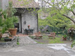 A garden outside Etna B&B La casa di Pippinitto