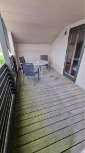 - un balcon avec une table et des chaises dans un bâtiment dans l'établissement Nr. Nebel Minimarked, à Nørre Nebel