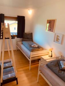 a living room with two bunk beds and a ladder at FELIX LIVING 6, modern & cozy 3 Zimmer Wohnung, Balkon, Parkplatz in Salzweg