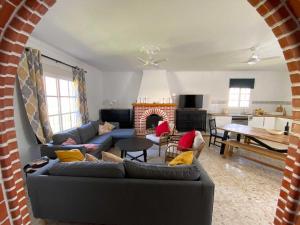 Posedenie v ubytovaní Villa Manoli: 4 bedroom villa in Zahora, ideal for 2 families