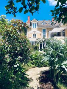 une maison avec un jardin en face dans l'établissement Orpheus Lodge, à Giverny