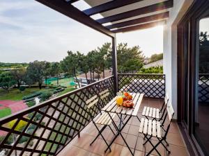 a balcony with a table with fruit on it at Pine Sun Park Т1 apartment Falesia beach in Olhos de Água