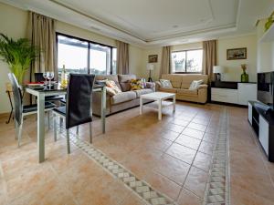 - un salon avec un canapé et une table dans l'établissement Pine Sun Park Т1 apartment Falesia beach, à Olhos de Água
