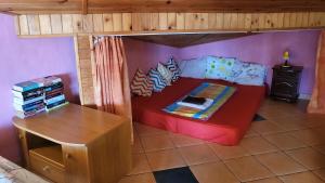 Habitación pequeña con cama y escritorio. en Guest House Fanny, en Sinemorets