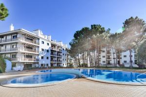 a large swimming pool in front of a building at Pine Sun Park Т1 apartment Falesia beach in Olhos de Água
