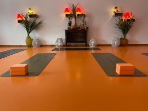 um quarto com três tapetes de ioga no chão em Farmhouse 1604 em Übersee
