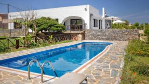 Kolam renang di atau dekat dengan Platanias Beachfront Villa Elsa-90m To Main Square