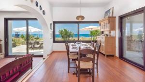 Gambar di galeri bagi Platanias Beachfront Villa Elsa-90m To Main Square di Plataniás