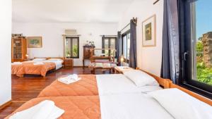 Katil atau katil-katil dalam bilik di Platanias Beachfront Villa Elsa-90m To Main Square +35 gambar
