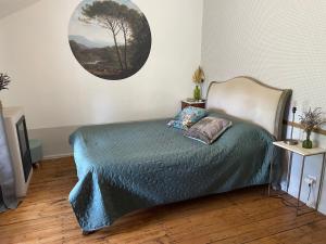ボレーヌにあるVilla LEONAのベッドルーム1室(ベッド1台、緑の掛け布団付)