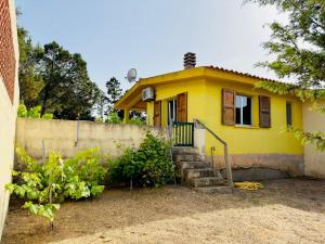 a yellow house with a fence and stairs to it at Bilocale a due passi dalla piazza di Rena Majore in Rena Majore
