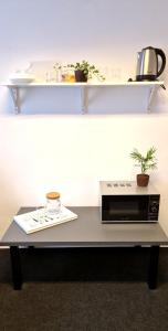 a counter with a microwave on a table at Przytulny prywatny pokój w ścisłym centrum Warszawy Pokój 4 in Warsaw