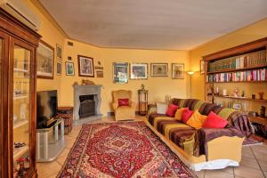 ein Wohnzimmer mit einem Sofa und einem Kamin in der Unterkunft Casa Patrizia by PosarelliVillas in Loro Ciuffenna