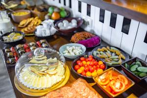 una mesa cubierta con muchos tipos diferentes de comida en A5 Hotel, en Tiflis