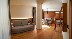 A seating area at Apartments Montblanc Sella