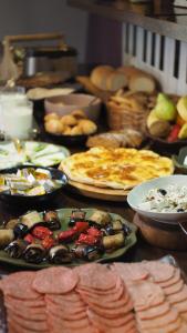 una mesa llena de diferentes tipos de comida en platos en A5 Hotel, en Tiflis