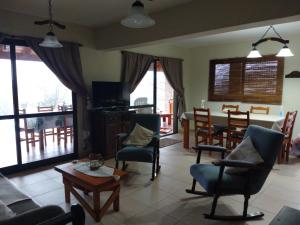 sala de estar con sillas y comedor en Libertad en Villa Yacanto