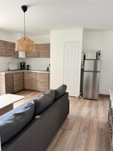 a living room with a couch and a kitchen at Appartement Presqu île de Giens in Hyères
