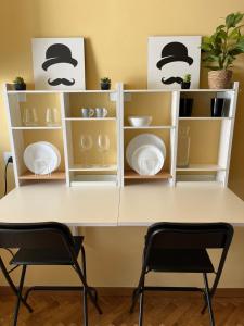 a table with a white shelf with a top hat at Apartment Hotel Marchesini in Ravenna