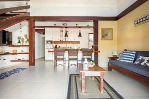 ブジオスにあるLINDA CASA CONDOMÍNIO EM BÚZIOSのソファとテーブルのあるリビングルーム