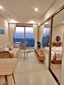 Ένα ή περισσότερα κρεβάτια σε δωμάτιο στο HANZ Business Suite The Song Grand Residence