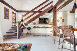 ブジオスにあるLINDA CASA CONDOMÍNIO EM BÚZIOSのリビングルーム(階段、テレビ付)
