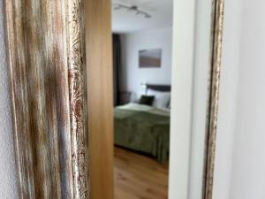 黑馬戈爾的住宿－das STOCKSTAN，配有床的客房内的镜子