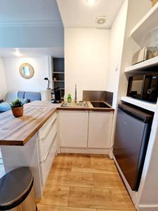 A kitchen or kitchenette at Cosy Love- Centre - FREE CARPARK - Wifi