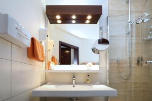 阿沙芬堡的住宿－阿沙芬堡城市酒店，一间带水槽和淋浴的浴室