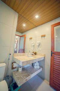 uma casa de banho com um lavatório e um espelho em Bonito Ecotel em Bonito