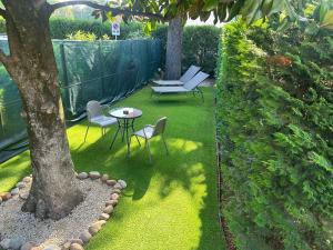 a garden with a table and chairs and a tree at Murari Brà 20 in Verona