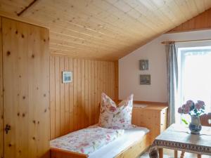 Zimmer mit einem Bett in einem Holzzimmer in der Unterkunft Gästehaus Tannenberg in Bayerisch Gmain