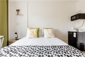 a bedroom with a bed with a black and white comforter at Charlotte Double Room in London