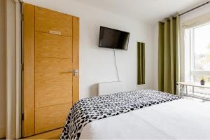 a bedroom with a bed with a black and white blanket at Double Room Charlotte in London