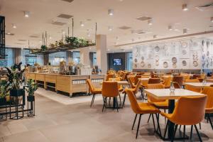 a restaurant with tables and chairs and a counter at Platinum Apartments in Szklarska Poręba