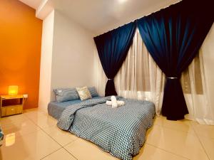 un dormitorio con una cama con un animal de peluche en P1 PineComfyStay Waterpark 7pax Ipoh en Kampong Pinji