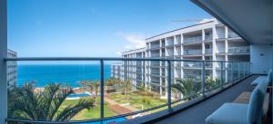 Elle comprend un balcon offrant une vue sur l'océan. dans l'établissement Madeira Residence Apt. 80, à Funchal