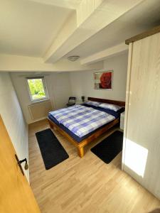 ein Schlafzimmer mit einem großen Bett im Dachgeschoss in der Unterkunft Gemütliche Ferienwohnung im Altbau in Goslar