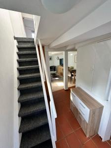 eine Treppe in einem Haus mit einem Wohnzimmer in der Unterkunft Gemütliche Ferienwohnung im Altbau in Goslar