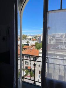 einen Blick auf die Stadt aus dem Fenster eines Gebäudes in der Unterkunft Fabre / Appartement central proche de la gare in Antibes
