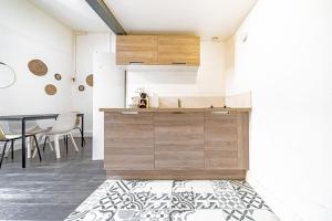 a kitchen and dining room with a table and chairs at Studio Dumas-Charmant 2 pers-métro Valmy in Lyon