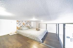 a bed in a room with a white ceiling at Studio Dumas-Charmant 2 pers-métro Valmy in Lyon