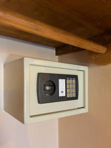 d'un four micro-ondes sur un mur avec un plafond en bois. dans l'établissement Hotel La Casa de Mamá, à San Cristóbal de Las Casas
