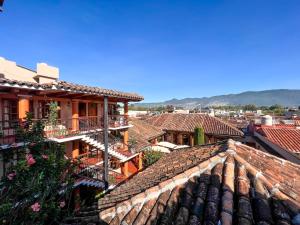 een uitzicht vanaf het dak van een stad bij Hotel La Casa de Mamá in San Cristóbal de Las Casas