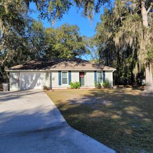 Una pequeña casa blanca con entrada para coches. en 306 Faye Ct, en Saint Marys