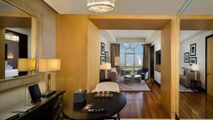 Posezení v ubytování Aspen Chalets by Kempinski Hotel Mall of The Emirates